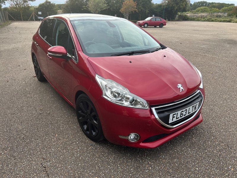 Red Peugeot 208 1.6 e-HDi Feline Hatchback 5dr Diesel Manual Euro 5 s/s Nav 115 ps